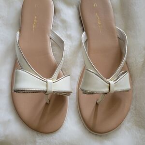 C Label Women's White Bow Thong Sandals Size 9.